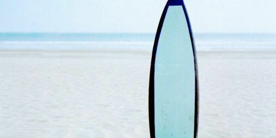 En surfer fik sit surfboard ved en dramatisk hændelse ved stranden i Nr. Vorupør. Modelfoto