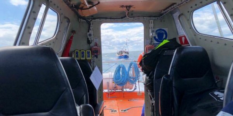 Et blik gennem kabinen på Erria Rescue til havaristen under slæbet til Marstal Fiskerihavn. (Foto: Marstal Søredningstjeneste)