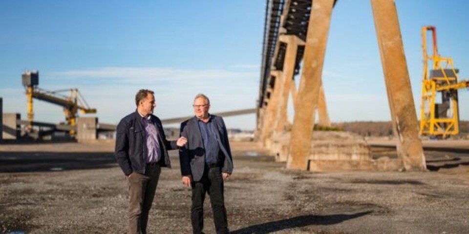 Bestyrelsesformand Erwin Andresen (th) på den tidligere kulplads. Foto: Aabenraa Havn