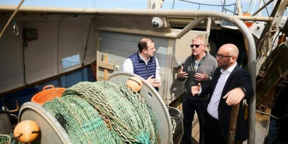 Fødevare- og fiskeriminister Rasmus Prehn til højre, og EU's miljøkommissær Virginijus Sinkevičius til venstre, under et besøg på et dansk fiskerifartøj. Foto: Europa Kommissionen