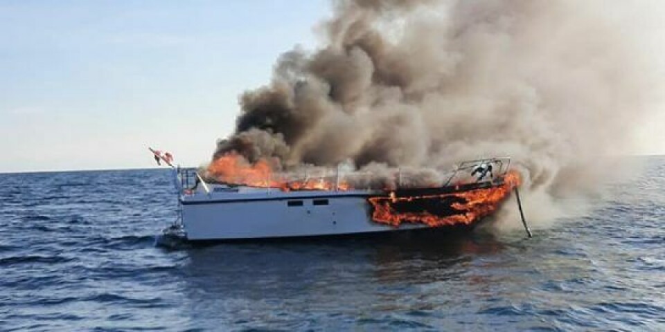 Branden var så voldsom, at båden ikke kunne reddes, men heldigvis skete der ingen personskade. Foto Facebook - Sæby Redningsstation