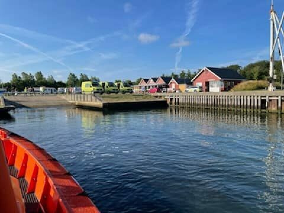 Da redningsbåden med de tre passagerer ombord kom retur til Sæby Havn, ventede tre ambulancer, så de tre kunne undersøges for røgforgiftning.