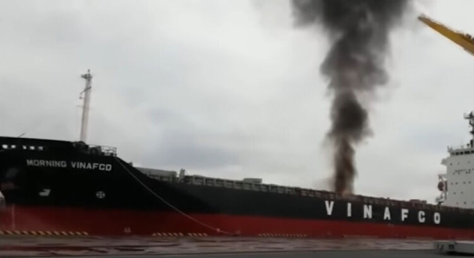 Voldsom video: Eksplosion raserer containerskib Voldsom video: Eksplosion raserer containerskib