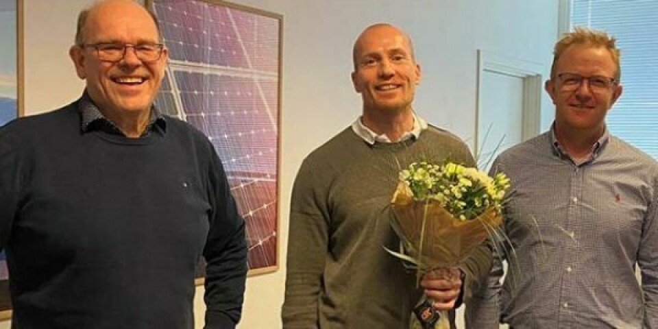 Morten Gyde Jacobsen (i midten) blev overrasket med kage og blomster i en pause i forbindelse med et el-kursus. Foto: MARTEC