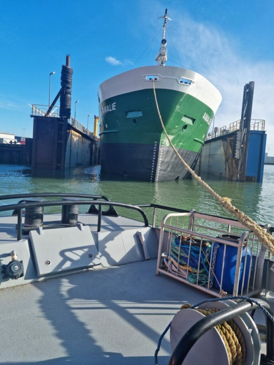 Havkatten hjalp tirsdag med at slæbe Amalie ud af dokken ved Hirtshals Yard.