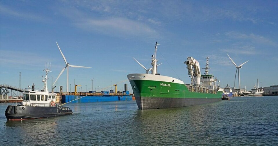 Havkatten hjalp tirsdag med at slæbe Amalie ud af dokken ved Hirtshals Yard.