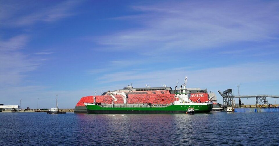 Amalie ved siden af Fjord Lines hurtigfærge.
