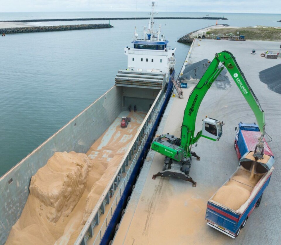 Se de flotte billeder: Soya losses af fragtskib på vestkysten