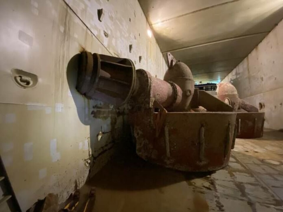 På billedet kan man se, at thrusteren har forårsaget huller i ballasttanken indvendigt.