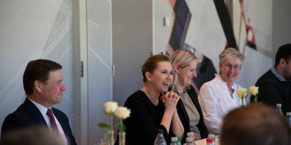 Aalborgs borgmester Thomas Kastrup-Larsen, statsminister Mette Frederiksen, direktør i Danske Havne, Tine Kirk, og Aalborg Havns chef for teknik og bæredygtighed, Mette Schmidt, i et muntert øjeblik på mødet med medarbejderne. Foto: Alex Pentin og Danske Havne