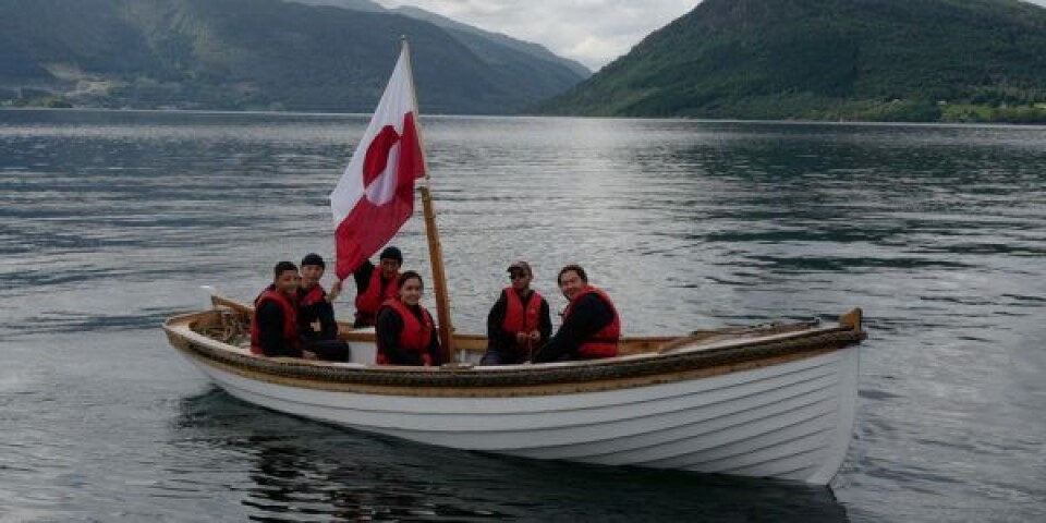 Georg Stages grønlandske elever har hejst deres flag under en sejlads i skibets motorjolle sidste weekend, hvor de lå i fjordene i det sydvestlige Norge. Foto: Bjarke Wahlqvist