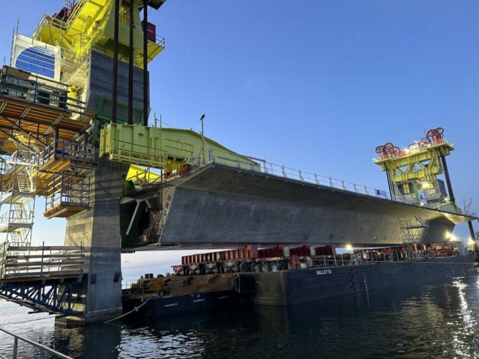 Flotte billeder: Broelement på 4000 tons hejst op over Storstrømmen Flotte billeder: Broelement på 4000 tons hejst op over Storstrømmen