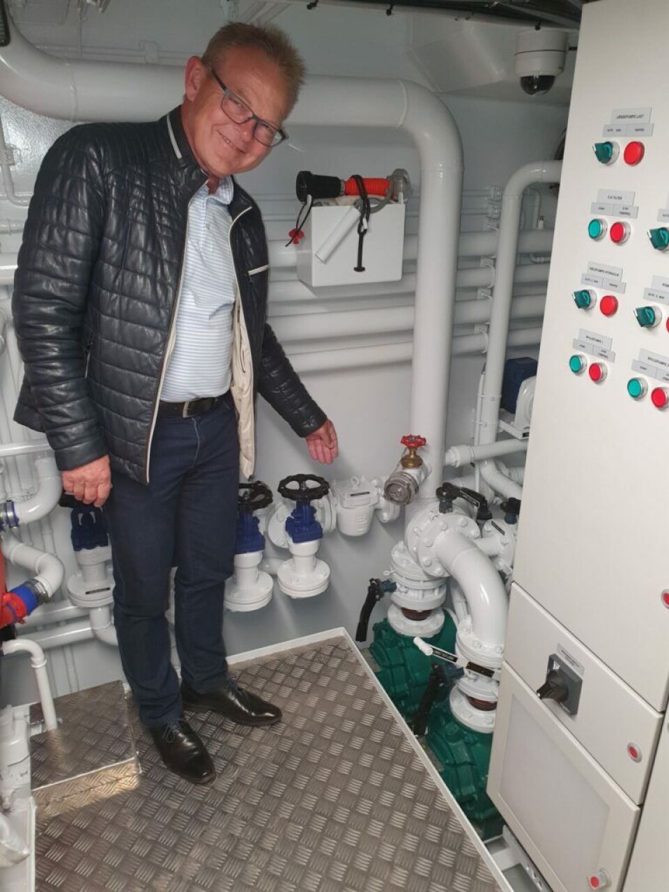 CCO hos West-Marine A/S, Evan Gade Nielsen, ombord på RI 344 Christina. Foto West-Marine A/S