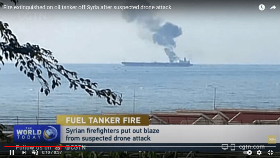 Uhyggelige billeder: Tankskib angrebet ud for Syrien Uhyggelige billeder: Tankskib angrebet ud for Syrien