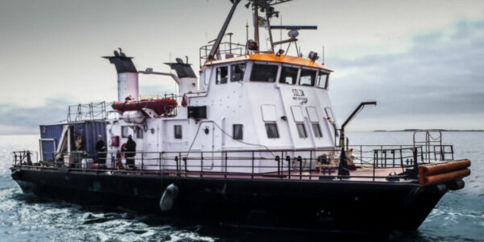 Skibet Silja hjælper til med reparationen af søkablet. Foto: JD Contractors
