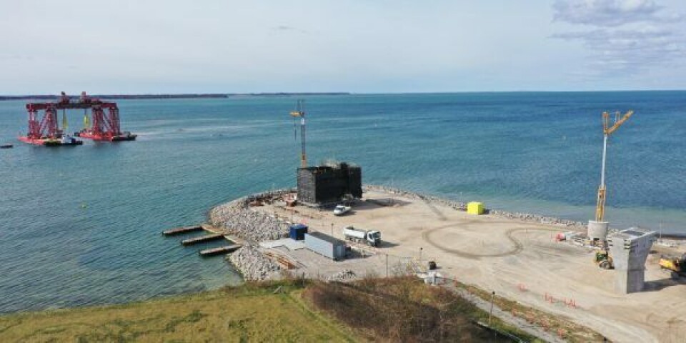 Den store flydekran er placeret på sted, hvor det første præfabrikerede fundament ud for Masnedøs kyst skal placeres. Til højre i billedet ses de to første bropiller fra Masnedø-siden. Disse to bropiller et blevet bygget på stedet. Foto: Vejdirektoratet