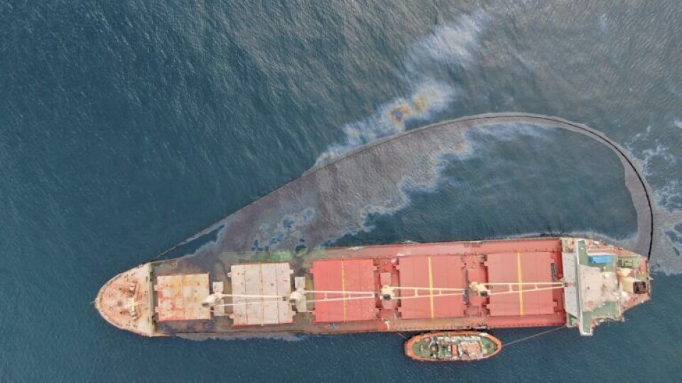 Tragisk video: Stor olielækage fra bulk carrier efter kollission Tragisk video: Stor olielækage fra bulk carrier efter kollission