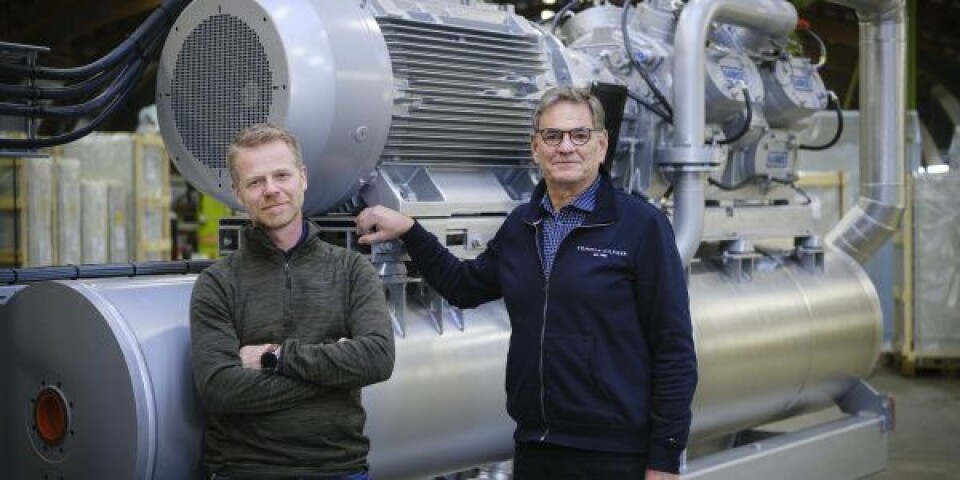 Maskinmestrene John Bilde (m. briller) og Carsten Jensen med en Chiller - meget lig dem, der er sendt til Tyrkisk værft til installation på fiskefartøjer. Foto: Johnson Controls