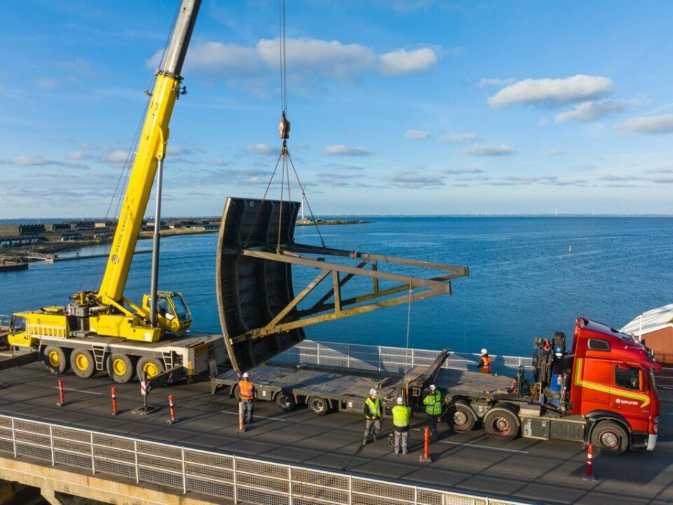 Flotte fotos: Hvide Sande Shipyard renser 10 tons tunge sluseporte