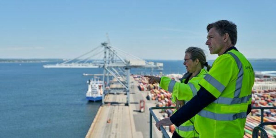 COO Anne Zachariassen, Aarhus Havn, og Kristian Thulesen Dahl i mobilkran på containerkajen. Foto: Aarhus Havn