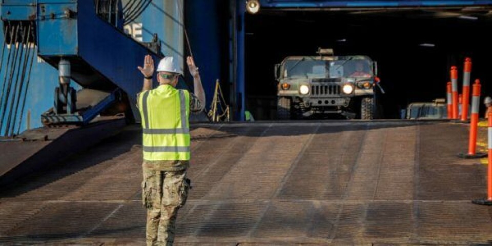 En dansk soldat modtager et amerikansk køretøj i forbindelse med en tidligere øvelsesaktivitet, hvor udenlandsk materiel skulle igennem Danmark. Foto: Niels Sawman Brandt / Forsvaret