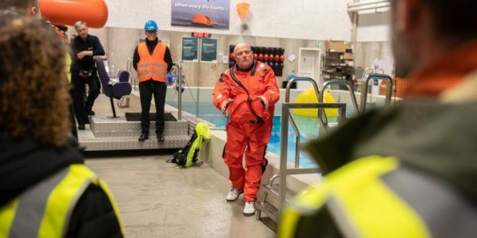 Maersk Training åbnede dørene for at vise de unge, hvordan offshore-medarbejdere lærer at redde sig ud af en helikopter, der nødlander på vandet. Foto: Esbjerg Kommune