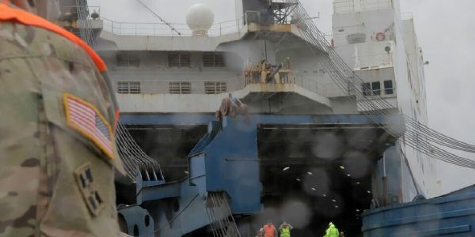 Der er danske, britiske og amerikanske soldater på havnen i Esbjerg, mens det store fragtskib losses. Foto: Magnus Terp / Forsvaret