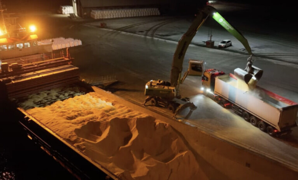 Skøn video: Seasight Group Assistance losser soyaskrå i Hvide Sande Skøn video: Seasight Group Assistance losser soyaskrå i Hvide Sande