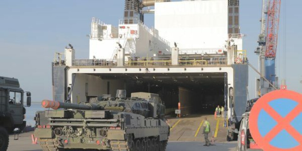 Kampvogne udskibes fra Esbjerg Havn. Arkivfoto: Forsvaret