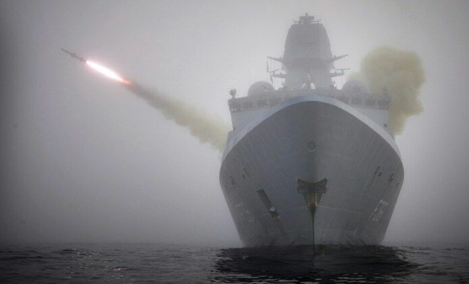 Vild video: Her affyrer dansk krigsskib missiler