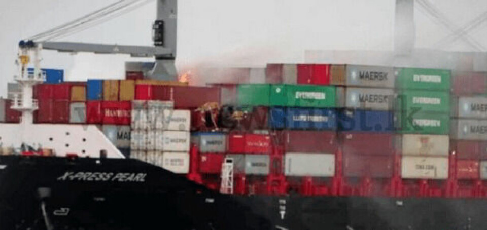 Voldsomme billeder – Kemikaliebrand raserer containerskib