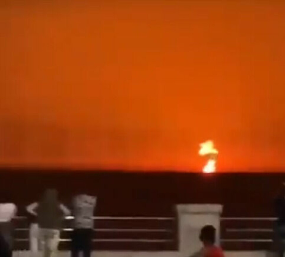 Vild ildsøjle: Her eksploderer vulkan i Det Kaspiske Hav