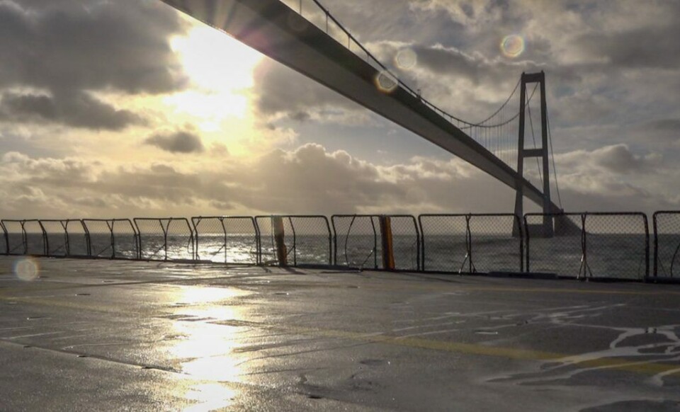 Fregatten Niels Juel passerer under Storebæltsbroen.