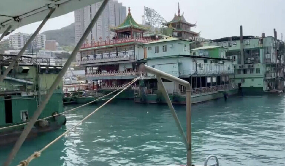 Se videoen: Ikonisk flydende restaurant er sunket i Hong Kong