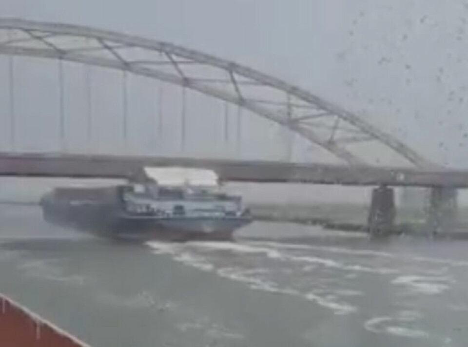 Vild video: Flodpram tonser ind i bro i Holland