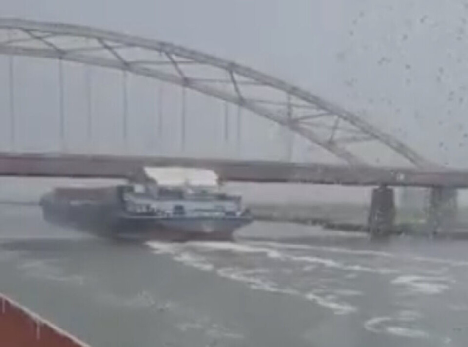 Vild video: Flodpram tonser ind i bro i Holland Vild video: Flodpram tonser ind i bro i Holland