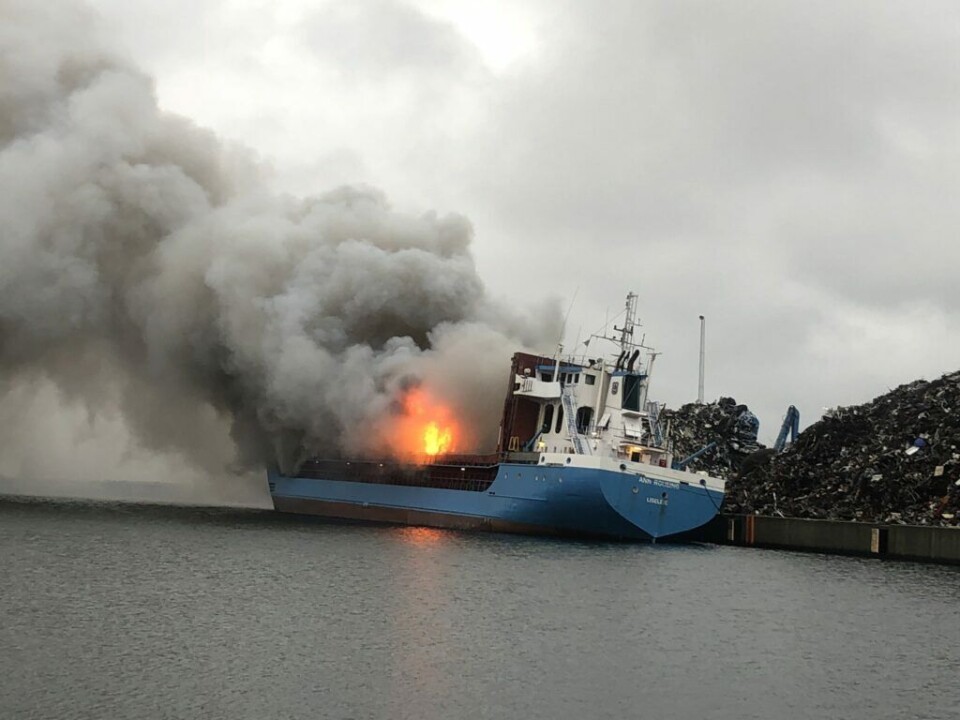 Brandfolkene frygtede, at ilden ville sprede sig til de nærliggende bunker af metalskrot på kajen.