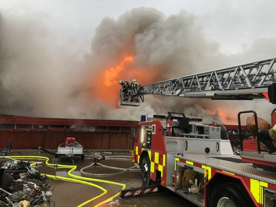 Høje flammer på fragtskibet Ann Rousing.