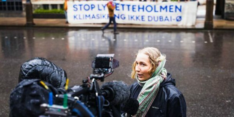 Lea Wiggen fra Den Grønne Ungdomsbevægelse udtaler sig til DR1 ved det åbne samråd om Sveriges henvendelse til den danske miljøminister om dumpning af slam i Køge bugt. Foto: Klimabevægelsen i Danmark