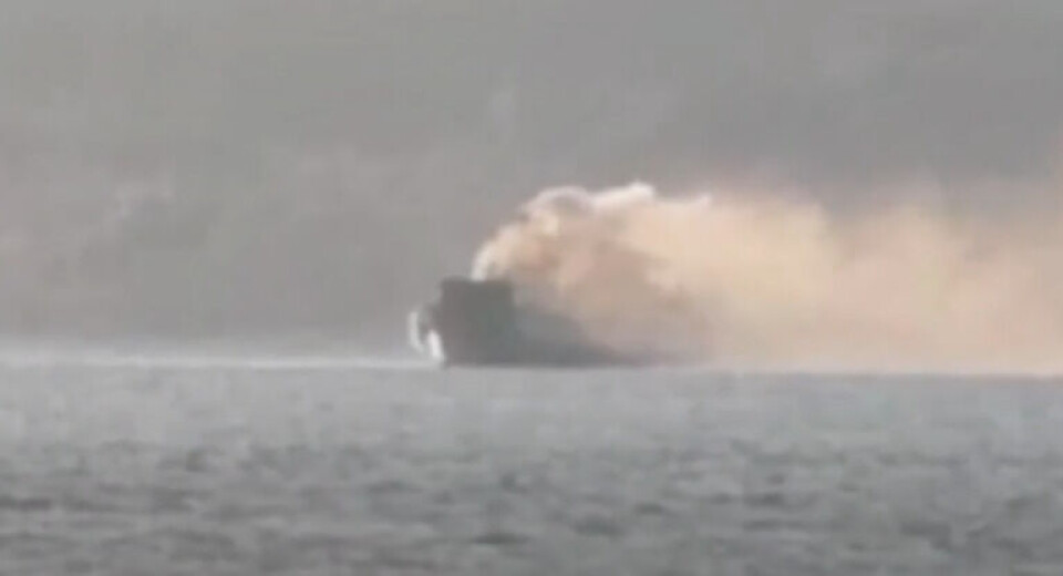 Voldsom video: Færge i brand i Italien Voldsom video: Færge i brand i Italien