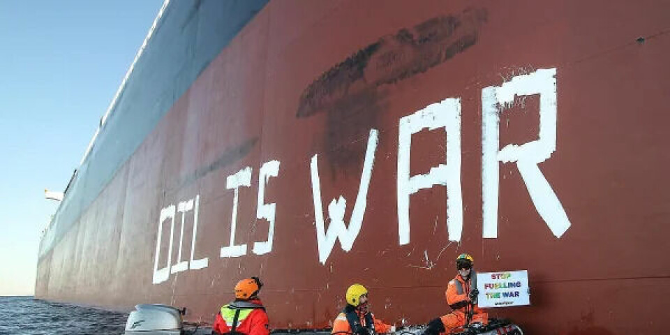 Aktivister maler på tankeren Delta Pioneer. Foto: Will Rose / Greenpeace