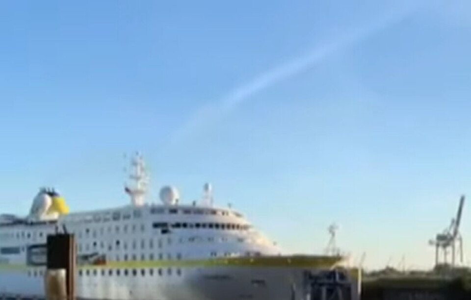 Se videoen: Her sejler krydtogtskib ind i Hamborg Havn Se videoen: Her sejler krydtogtskib ind i Hamborg Havn