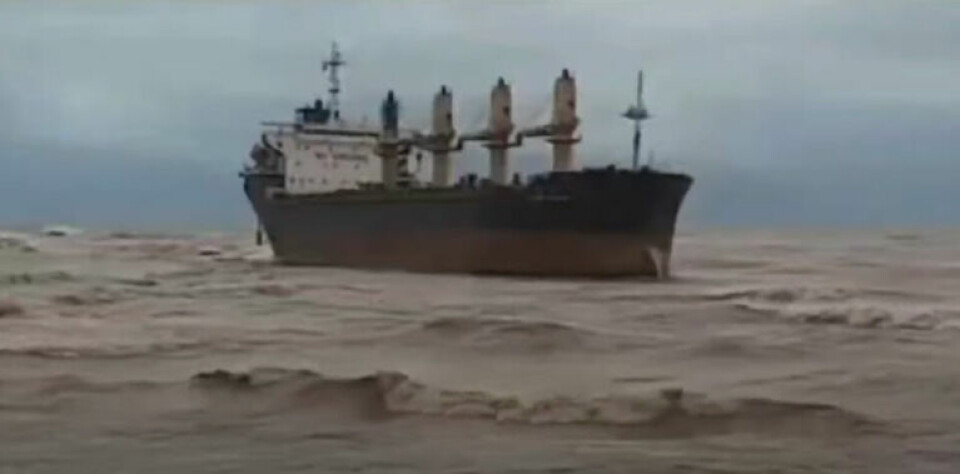 Se videoen: Bulk carrier grundstødt i Vietnam efter voldsomt vejr