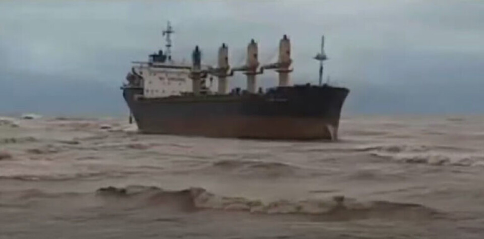 Se videoen: Bulk carrier grundstødt i Vietnam efter voldsomt vejr Se videoen: Bulk carrier grundstødt i Vietnam efter voldsomt vejr