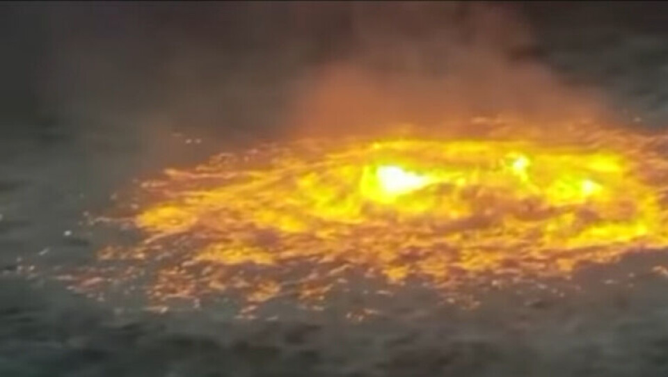 Vild video: Havet står i flammer efter gaslæk Vild video: Havet står i flammer efter gaslæk