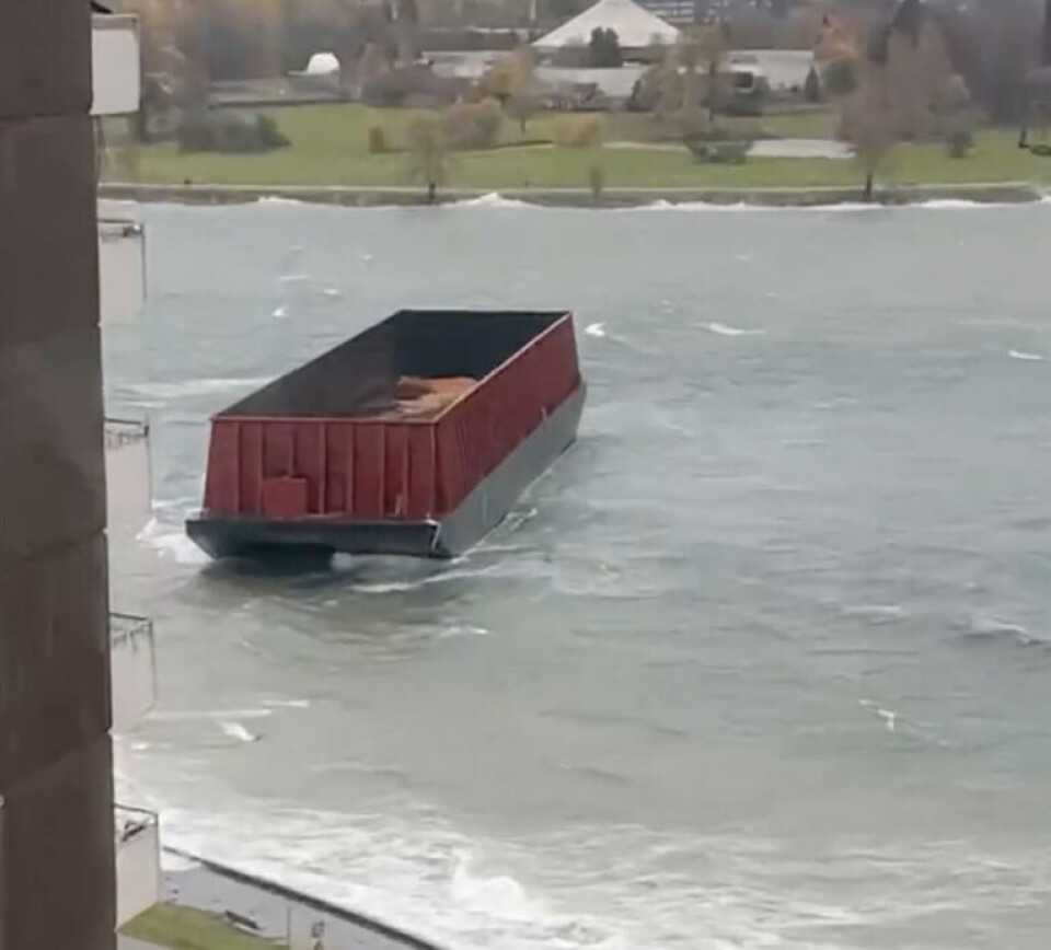 Vild video: Pram strander i canadisk storby efter storm Vild video: Pram strander i canadisk storby efter storm