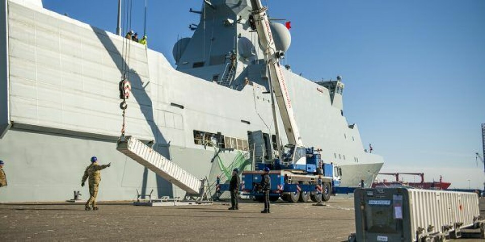 SM-2 missiler tages ombord på Niels Juel. Foto: Rune Dyrholm / Forsvaret
