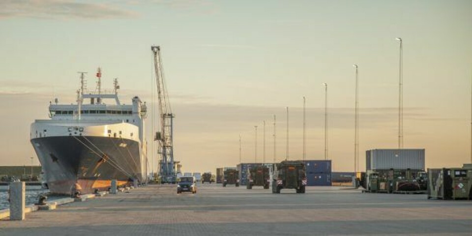 Skibet Ark Dania er klar til at Forsvarets medarbejdere kører køretøjer og udstyr om bord. Foto: Niels Porsbøl / Forsvaret