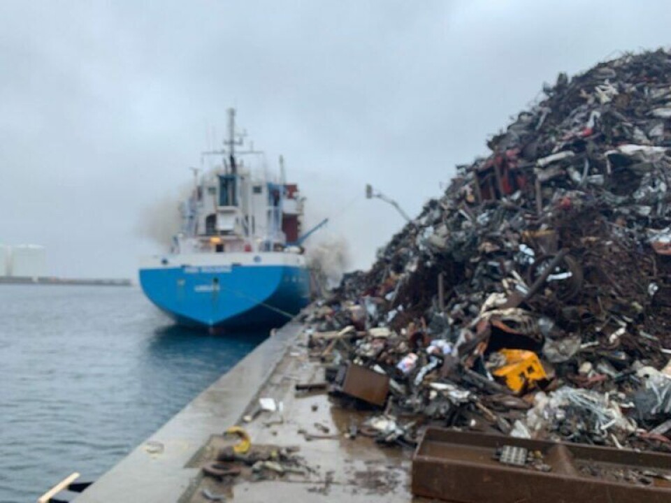 Voldsom brand i lasten på dansk fragtskib i København Voldsom brand i lasten på dansk fragtskib i København