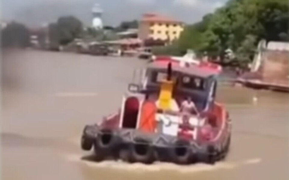 Se videoen: Slæbebåd kæntret i Bangkok – To forsvundet Se videoen: Slæbebåd kæntret i Bangkok – To forsvundet
